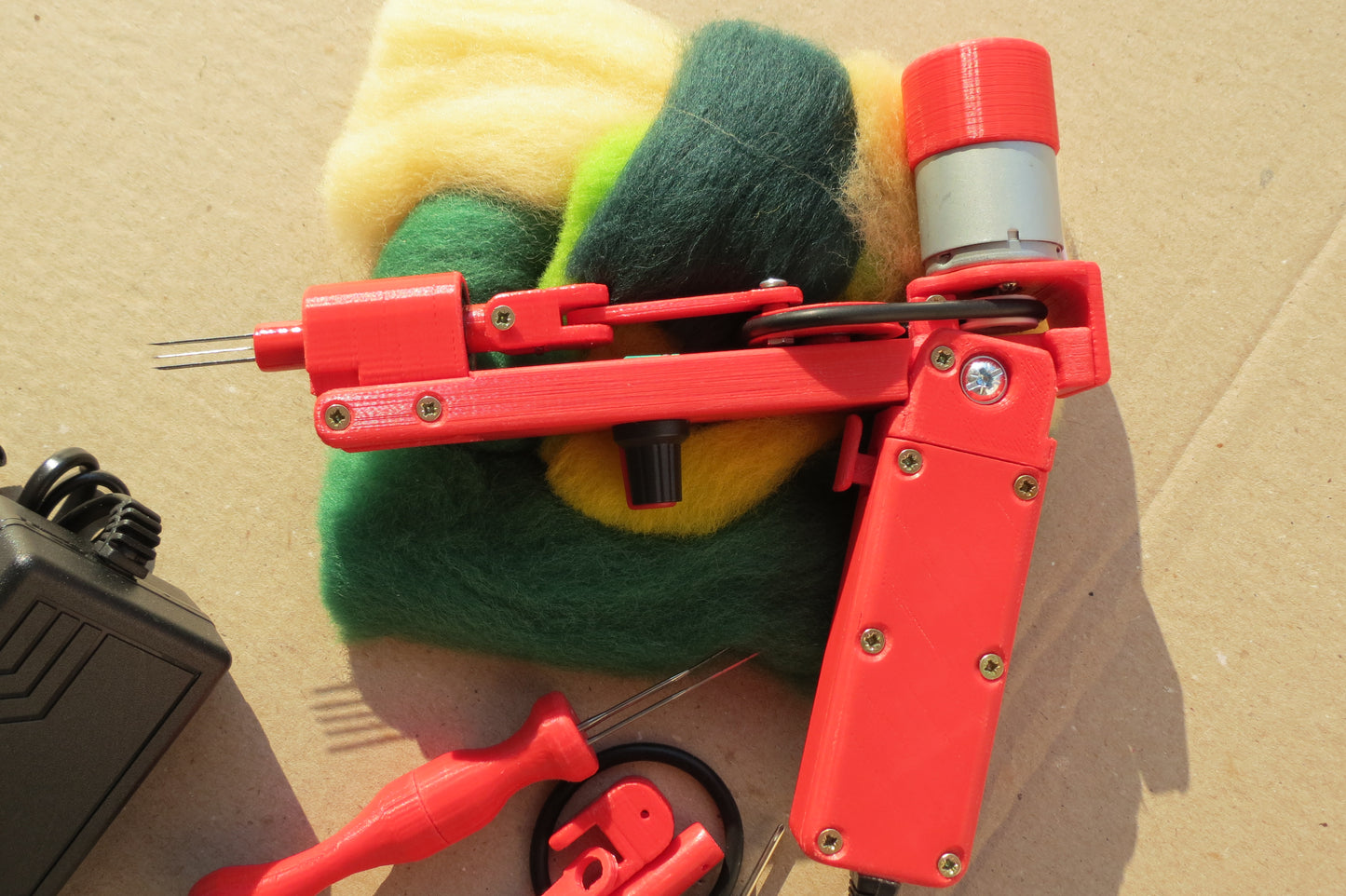 Red Electric Felting machine with 1 - 5 needles speed control ( M&V )