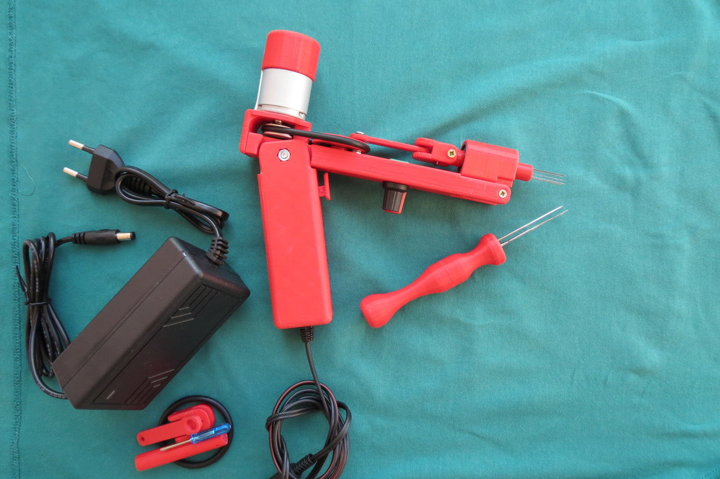 Red Electric Felting machine with 1 - 5 needles speed control ( M&V )